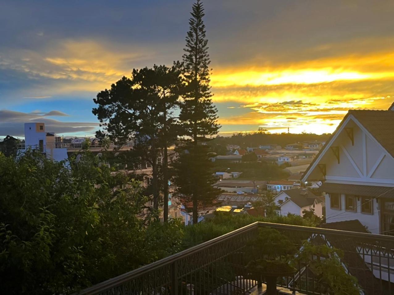 Monaco Hotel Khu Chi Lăng Екстериор снимка